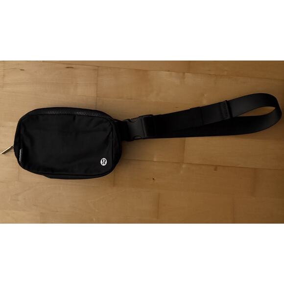 Lululemon Everywhere Belt Bag 1L Black - Picture 2 of 4